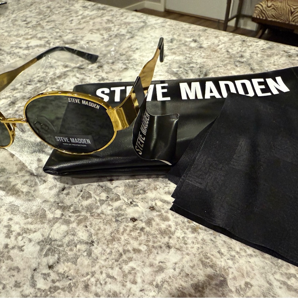 NWT Steve Madden Black and Gold Sunglasses